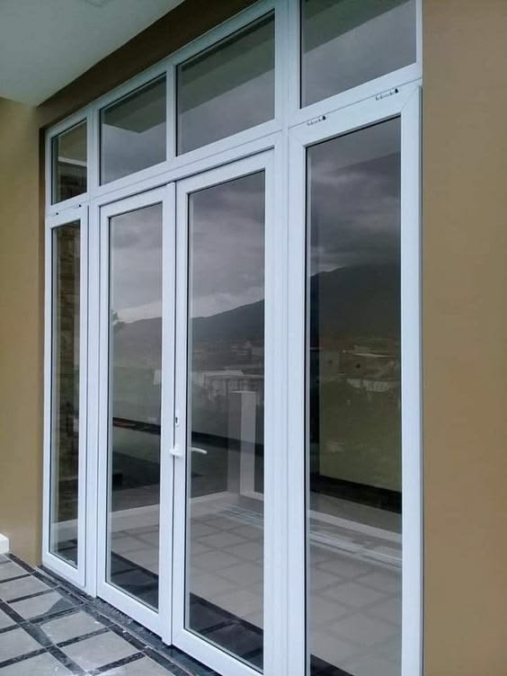 Installation d’une baie vitrée en aluminium – Résidence de Mme Diallo (Lafiabougou)